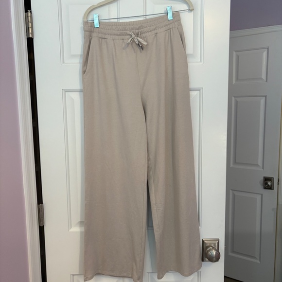 Women's Vuori Halo Essential Wideleg - Short in Ecru Heather - Picture 2 of 9